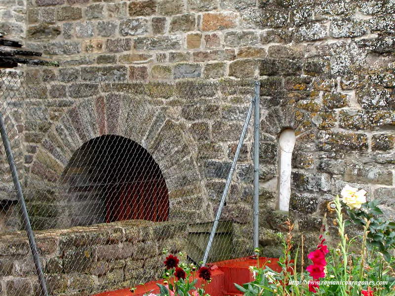 VENTANA ASPILLERADA CON ARCO DE HERRADURA